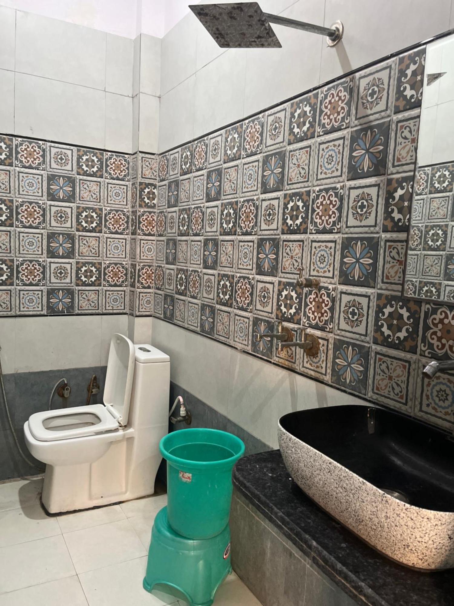 Hotel Snow White Budget Family Rooms - In House Parking - 5G Wifi- Gyser Facility Tājganj Exterior foto
