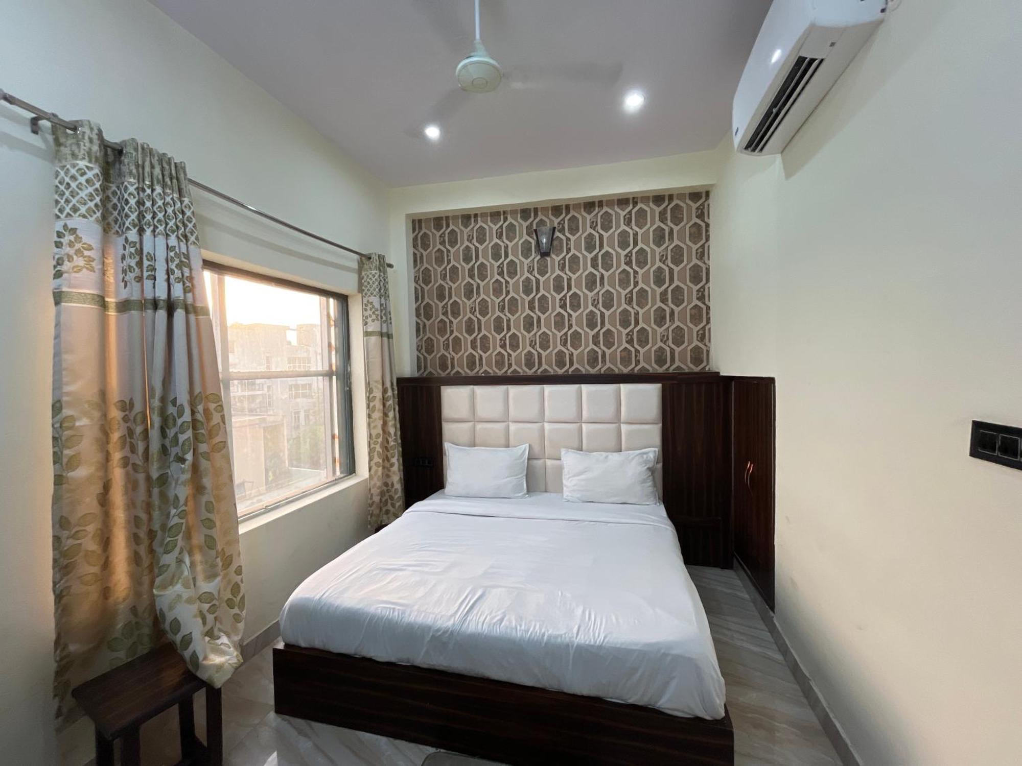 Hotel Snow White Budget Family Rooms - In House Parking - 5G Wifi- Gyser Facility Tājganj Exterior foto